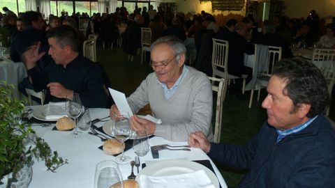 Eladio Mart�nez (en el centro), de la bodega Anzio, junto al en�logo Pablo Vidal