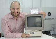 Jorge Fuentes, con el ordenador de 1987 que fue de su hermano. 