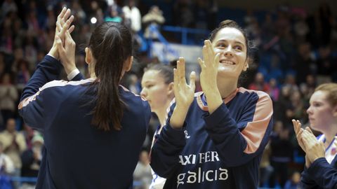 Alba y Blanca agradeciendo a la afici�n.