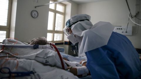 Una enfermera atiende a un paciente con coronavirus en el hospital Santa Mar�a de Lisboa
