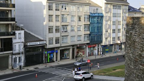 Porta Falsa. Contraste. Tramo peque�o con 7 edificios ocupados, 4 que no y 3 locales vac�os. Hay contraste entre abandono y reforma.
