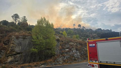 Imagen del incendio en O Bolo a las diez de la mañana desde la carretera OU-533.