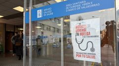 Un cartel advirtiendo de la huelga en el hospital de Ourense