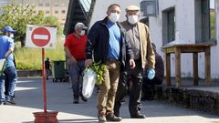 Transe�ntes con mascarillas en una calle de Chantada, en una imagen de archivo