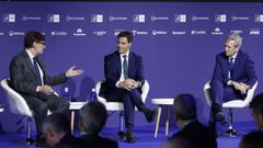 El presidente de la Generalitat de Catalu�a, Salvador Illa, el lehendakari, Imanol Pradales, y el presidente de la Xunta, Alfonso Rueda en la mesa redonda celebrada este mes de junio en Barcelona.