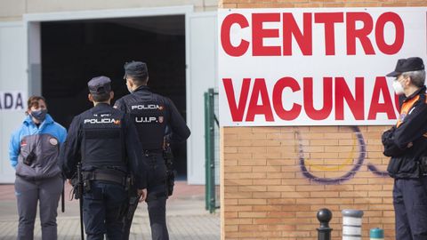 Polic�as nacionales en un centro de vacunaci�n de Los Bermejales, en Sevilla, en una imagen de archivo