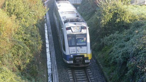 Un tren averiado en la l�nea Ferrol-Ortigueira, en una imagen de archivo