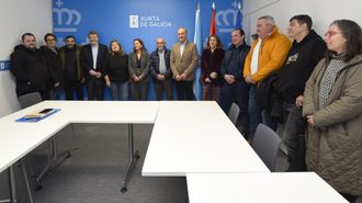 La conselleira do Mar, Marta Villaverde, con las cofrad�as y representantes del sector marisquero de la r�a de Pontevedra