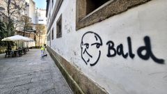 En la calle Londres, en una imagen de hoy por la tarde, fue asistido el cuerpo del vecino de Vigo en estado inconsciente el viernes a las 8.00 horas. Hoy muri� en el Hospital �lvaro Cunqueiro.