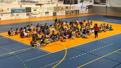 Participantes en el campamento de verano del 2019 en el pabell�n deportivo municipal de A Pinguela