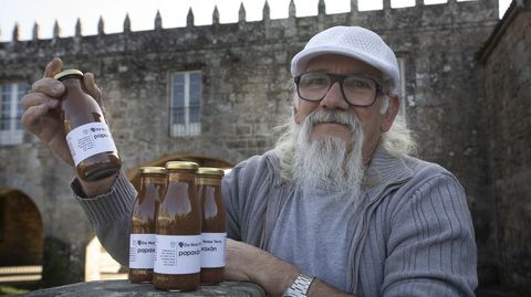 Germ�n Beiroa, en Negreira, con la bebida de alto valor nutricional que cre� junto a un amigo, el padre de Xan, para que consuma en el colegio este Cacaolat sin leche hecho a base de cacao y hortalizas. �Tiene mucha vitamina, que es lo que nosotros quer�amos�, dice el productor santiagu�s, quien lo distribuye a trav�s del bar barcal�s Bos Xantares y del centro comercial de Monte Balado (en Os �nxeles, Bri�n).