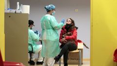 Cribado en busca de casos de coronavirus realizado recientemente en el centro de salud de Quiroga, donde ahora se llevan a cabo las vacunaciones