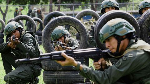 Soldados de las Fuerzas Armadas Bolivarianas participan en un entrenamiento de ciudadanos en el manejo de armas en Yagua.