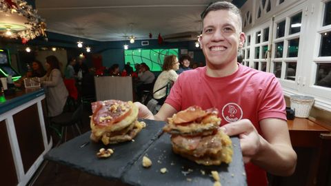 El hostelero Adrin Lpez, con la tapa de su establecimiento