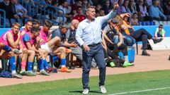 Nando dirigiendo un encuentro desde la banda