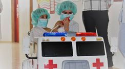 Ni�os prueban en el CHUO los coches con los que podr�n ir a quir�fano y a pruebas diagn�sticas