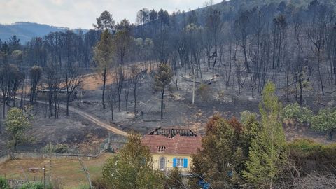 El incendio quem 34 casas en A Veiga de Cascall