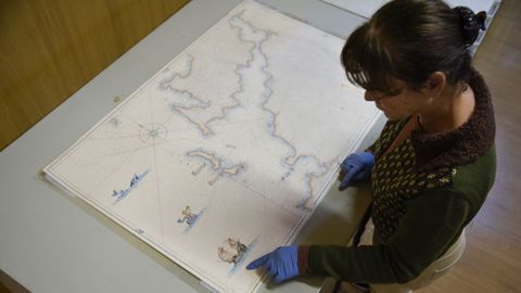 La directora del Museo Mass�, Covadonga L�pez de Prado, ense�a una carta n�utica de la r�a de Vigo ilustrada por Urbano Lugr�s