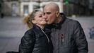 Irene y Bruno posan en la plaza Mayor de Celanova