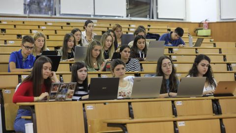 Alumnos en una clase en la facultad de Derecho de Santiago en una imagen de archivo.