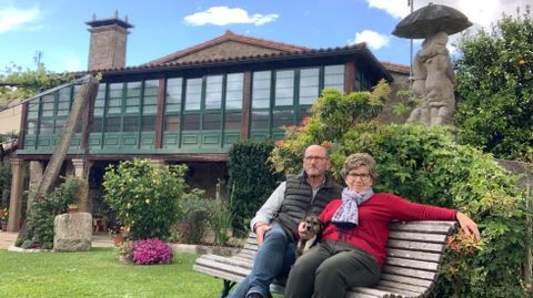 Manuel y Dolores en el jardín de Casa de Marcelo, abierta en 1995, tras 2 años de intensa restauración, cuidando cada detalle (cada viga, piedra y rincón) para respetar la esencia original del edificio. Ejemplo de turismo rural de calidad, son también un modelo de conservación del patrimonio y respeto del entorno.
