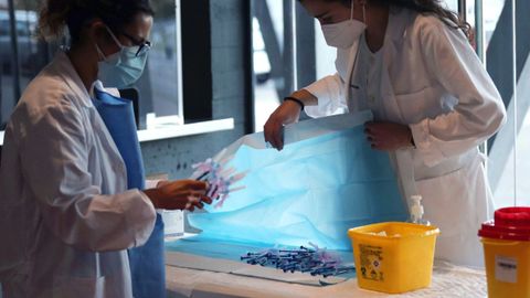 Vacunas de Pfizer preparadas para ser administradas en Avil�s