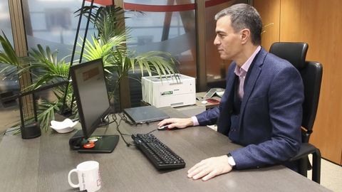 El presidente del Gobierno, Pedro S�nchez, ejerciendo su derecho a voto, de forma telem�tica, en la consulta impulsada sobre el PSOE sobre los acuerdos de Gobierno con Sumar y otras formaciones.