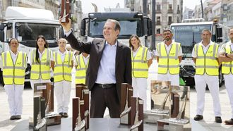 Caballero muestra el premio Escoba de Platino 2026 en un acto en la Porta do Sol en Vigo.