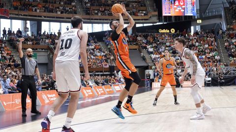 Lukas Uleckas intenta un triple durante el partido entre Leyma Coru�a y Zaragoza.