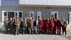 Los participantes y el equipo directivo y docente del taller dual de empleo Os Camios do Camio III, en Caldas