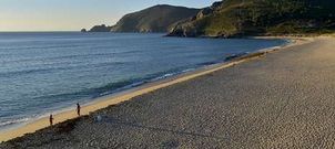 Vista de la playa fisterrana de Mar de F�ra sin las tiendas tan criticadas y denunciadas por los vecinos de la zona.