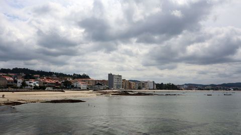 Cielo nublado sobre la playa de Compostela (Vilagarcía de Arousa).