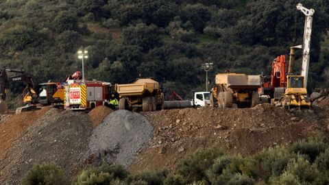 Los operarios se afanan en perforar los 60 metros del pozo vertical, desde donde se abrirá un túnel horizontal para intentar llegar hasta Julen