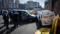 Agentes inspeccionan y recaban pruebas en el lugar que colisionaron la furgoneta, en las inmediaciones del puerto de A Coru�a