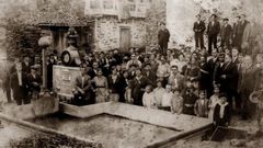 1932. A la inauguraci�n de la fuente acudieron todos los vecinos de la localidad, vestidos con sus mejores galas posaban para la primera de muchas fotos.