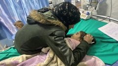 Anwar Abdulnabi llora sobre el cuerpo de su hija Mila, que padec�a deficiencias de calcio y potasio, en el hospital Kamal Adwan, en las afueras de Beit Lahiya.