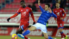 Diamanka y Folch pugnan por un bal�n en el Numancia-Real Oviedo