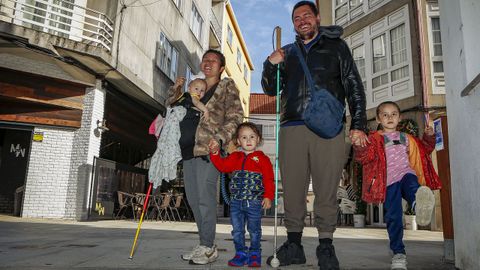 La familia Brandon suele salir a caminar por A Pobra y aprovechan los días de buen tiempo para ir a la playa y al parque