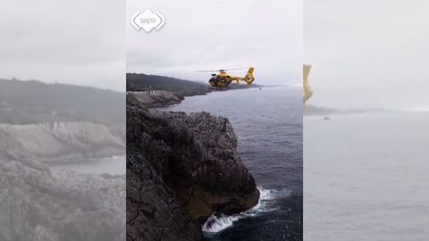 Rescatan a un herido en Llanes tras caerse al agua en los bufones