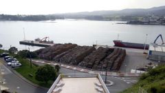 La madera apilada en el muelle, posible origen del foco