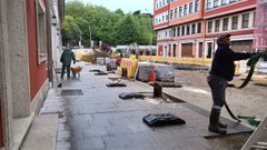 Operarios talando los ejemplares de la calle Juan Castro Mosquera