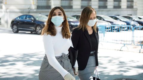 La exasesora de Podemos Dina Bousselham, en la imagen a la izquierda, a su llegada a la Audiencia Nacional el pasado mayo