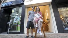 Diana Montero y El�as del Solar, en la puerta de su nuevo Pumper en la calle Guti�rrez Mellado