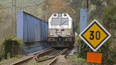 Puente met�lico sobre el r�o Tea