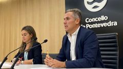 Rafa Dom�nguez, con su compa�era Pepa Pardo, en la sala de prensa del Concello de Pontevedra