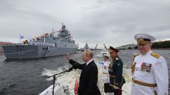 Vladimir Putin y su ministro de Defensa, Sergu�i Shoig�, celebrando hoy el D�a de la Armada.