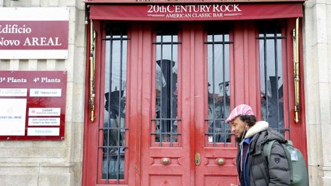 Aspecto con el que amaneci� el pub vigu�s escenario de la pelea multitudinaria entre ultras mientras un viandante pasa por�la zona