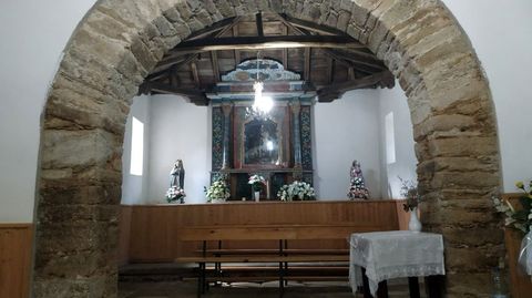 Interior de la iglesia parroquial de Santa Mara de Rozavales, de probable origen prerromnico