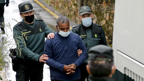 El capit�n del buque, Allim Ullah, embarcando en un autob�s hacia la prisi�n de A Lama por la operaci�n Karar.