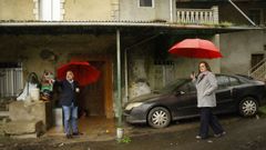 El alcalde de Oza-Cesuras, Pablo Gonz�lez Cacheiro, la concejala de Servicios Sociales, Pilar Rilo, ante la casa de Manolo.